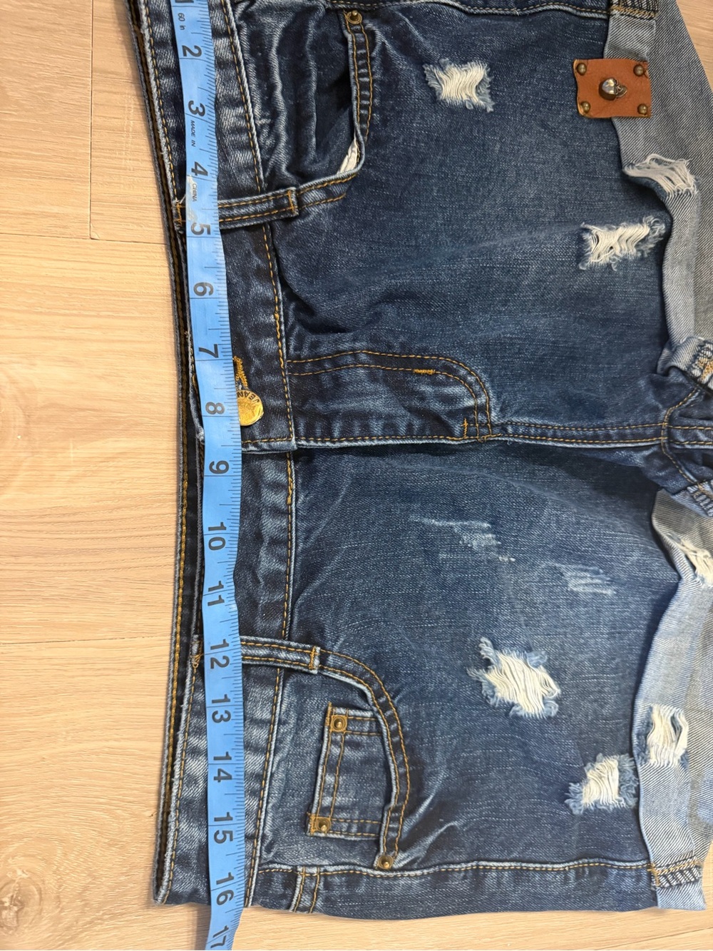 Women Shorts (Size 5/6) - Picture 2 of 4